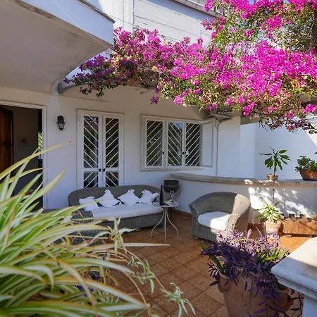 A Due Passi Dal Mare - With Parking Апартаменты *